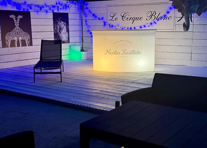 Avec Piscine * Αντίμπ